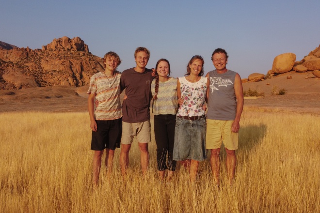 Familie Perron: Janis, Joel, Jael, Mirjam und Christoph, wohnen in Unterseen