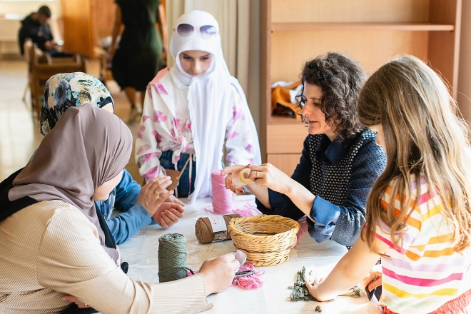 Menschen verschiedenster Herkunft treffen sich im Hope Community Center.