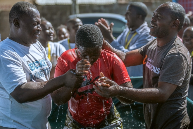 Taufe in den Slums von Nairobi
