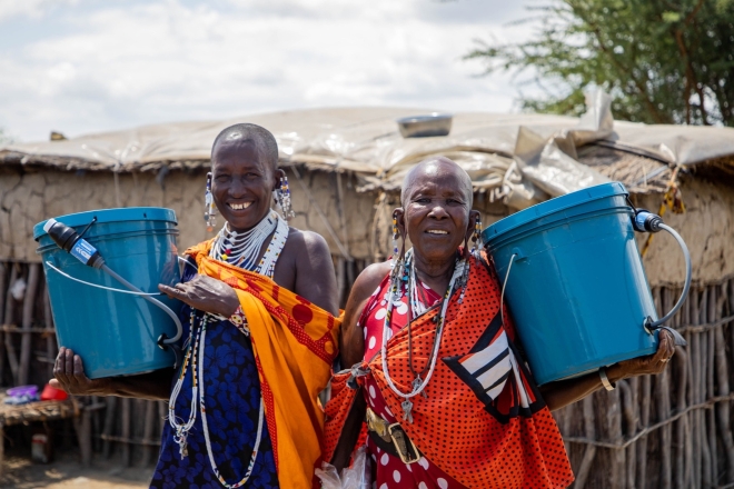 Zwei Frauen mit Eimern in den Slums von Nairobi