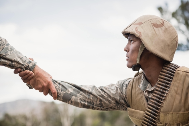 Ein Soldat nimmt Hilfe an