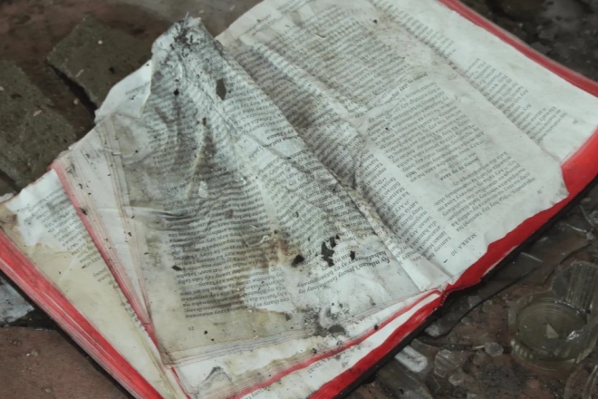 Einer der verbrannten Bibeln der Bibelgesellschaft in Madagaskar