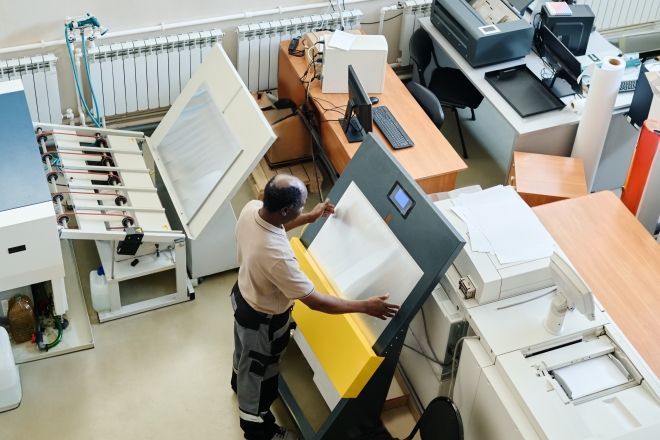 Ein Mann arbeitet in der Druckerei (Symbolbild)
