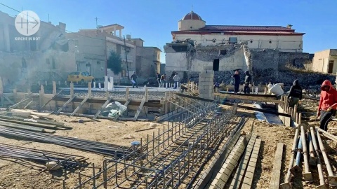 Das zerstörte Kloster wird wieder aufgebaut.