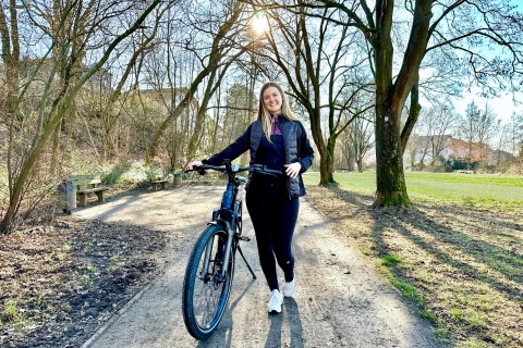 Carola Mehltretter mit ihrem E-Bike unterwegs