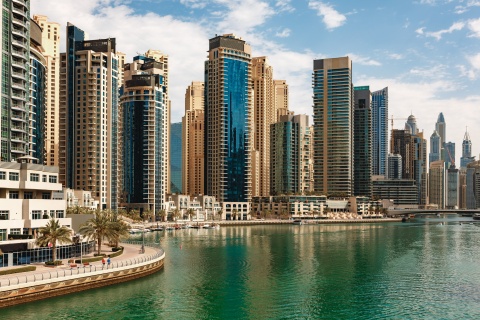 Wolkenkratzer und Hafen in Dubai