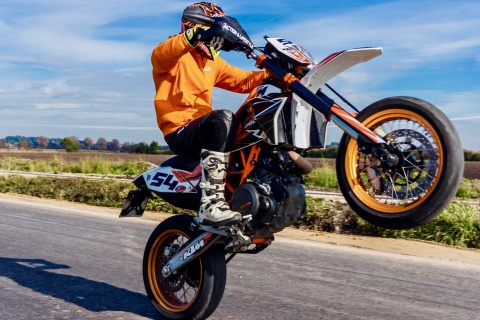 Ein Biker macht ein Wheelie