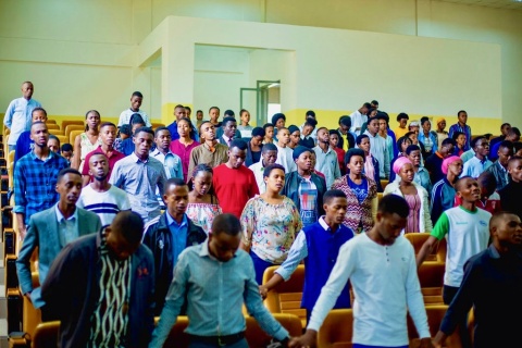 Studenten in Ruanda beten für die neuen Gläubigen