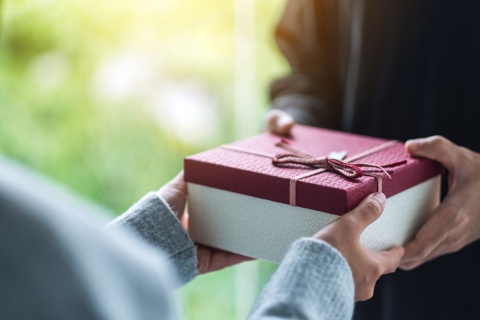 Ein Geschenk wird übergeben