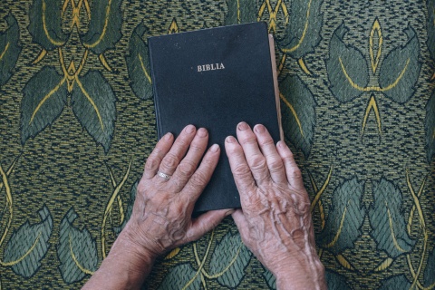 Eine Bibel mit gealterten Händen
