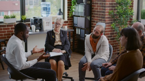 Menschen in einem intensiven Gespräch