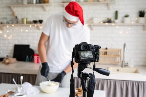 Ein Influencer nimmt ein Weihnachtsvideo auf