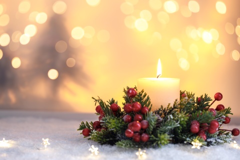 Eine Kerze vebreitet Ruhe und Licht im Advent