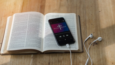 «You Version» bietet neben der Online-Bibel auch die Vorlese-Funktion an