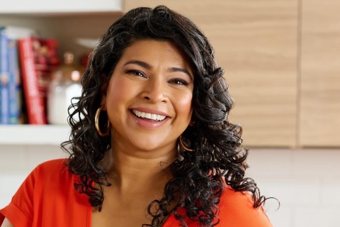 Aarti Sequeira moderiert eine Kochshow und verbindet Kulturen.