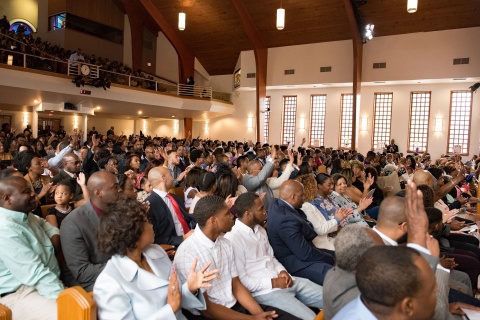 Afrikanische Christen im Gottesdienst