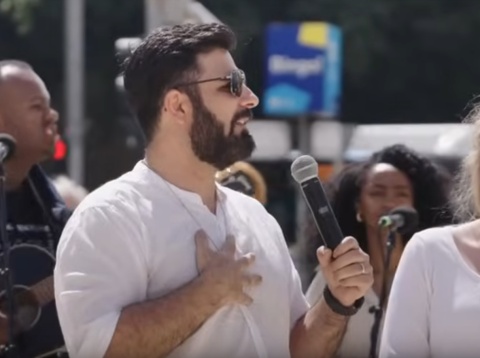 Der Iraner Rami beim Verkünden der guten Nachricht. 