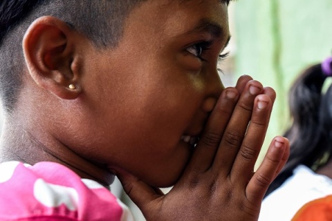 Zum wöchentlichen Gebetstreffen kommen viele Kinder mit buddhistischem Hintergrund