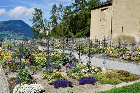 Der Friedhof der Marienkirche von Lantsch/Lenz (GR) gilt als einer der schönsten Europas.