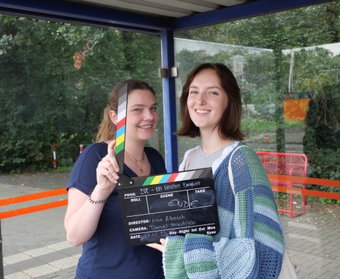 Lisa (links) und Charlotte drehen ihren ersten Independant-Film: «ZOE – ein bisschen Ewigkeit».