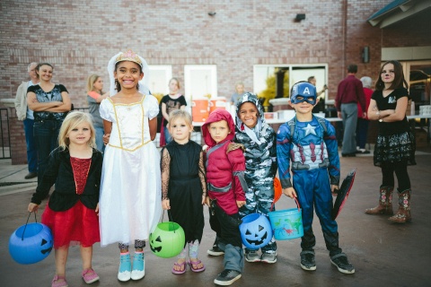 Kinder verkleiden sich zu Halloween