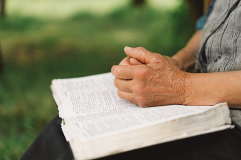 Eine alte Frau liest die Bibel (Symbolbild)