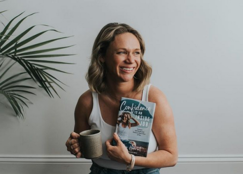 Ashley Henriott mit ihrem Buch