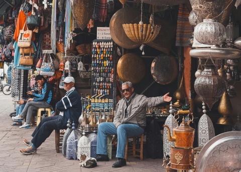 Menschen auf einem Markt in Marokko
