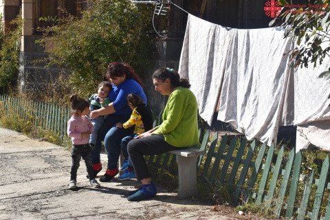 Sie hoffen auf die Rückkehr in ihre Heimat: Aus Bergkarabach vertriebene Mütter mit ihren Kindern.