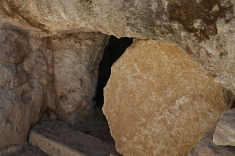 Am Ostermorgen war der Stein vor dem Grab Jesu weggerollt