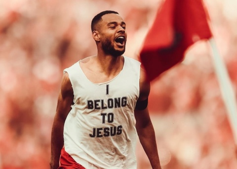 Der Fussballer Cody Gakpo trägt während eines Spiels ein T-Shirt mit der Aufschrift «Ich gehöre zu Jesus»