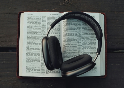 Offene Bibel mit Kopfhörer