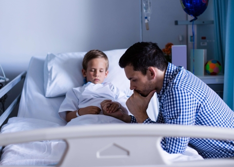 Vater besucht sein Kind im Spital