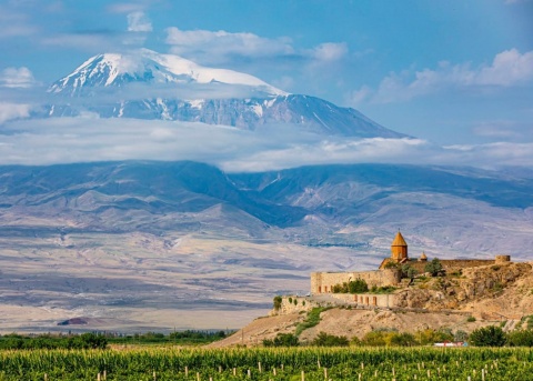 Überwältigender Blick auf den Ararat mit Kloster Chor Virap im Vordergrund