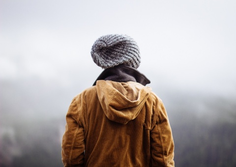 Mann, der im Nebel steht